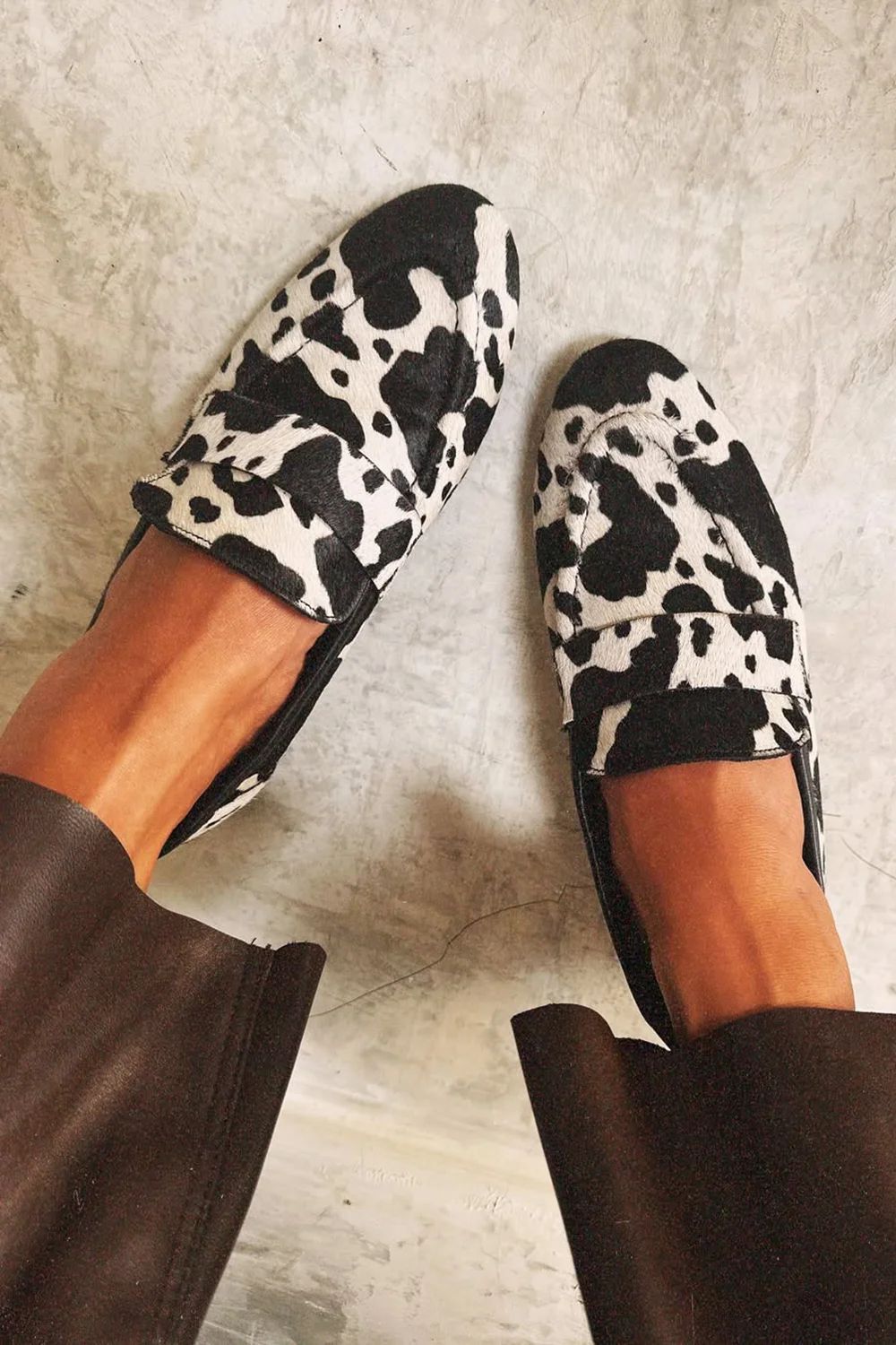 Buty z okrągłym noskiem i nadrukiem krowim od Lidia Sek