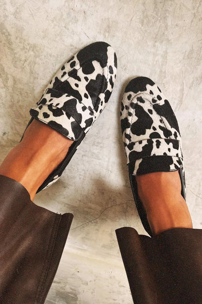 Buty z okrągłym noskiem i nadrukiem krowim od Lidia Sek