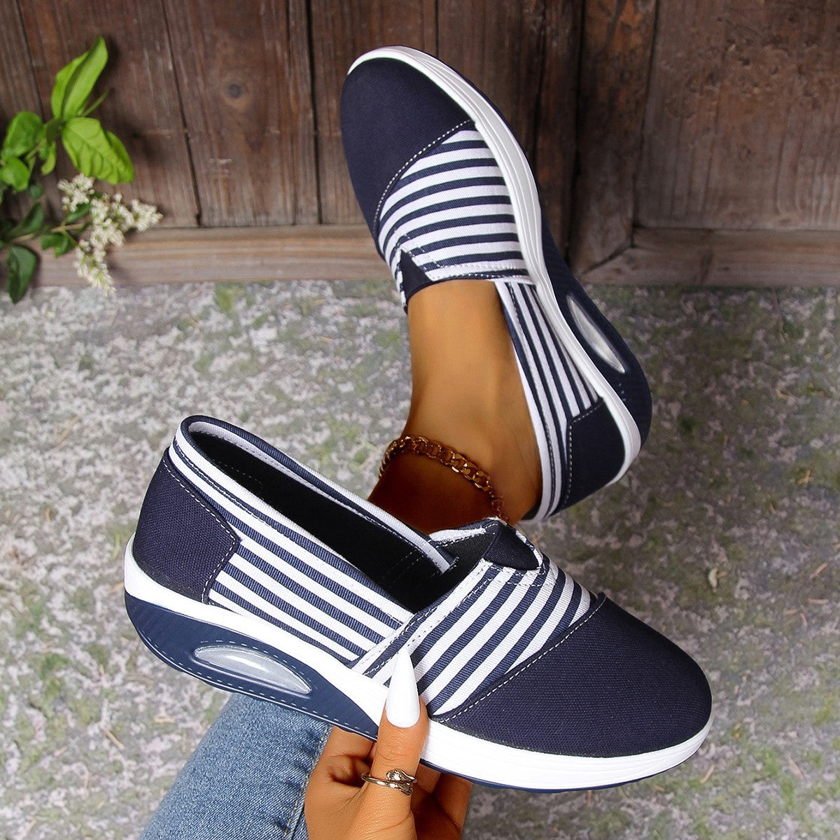 Lekkie, wsuwane buty damskie Lidia Sek w paski