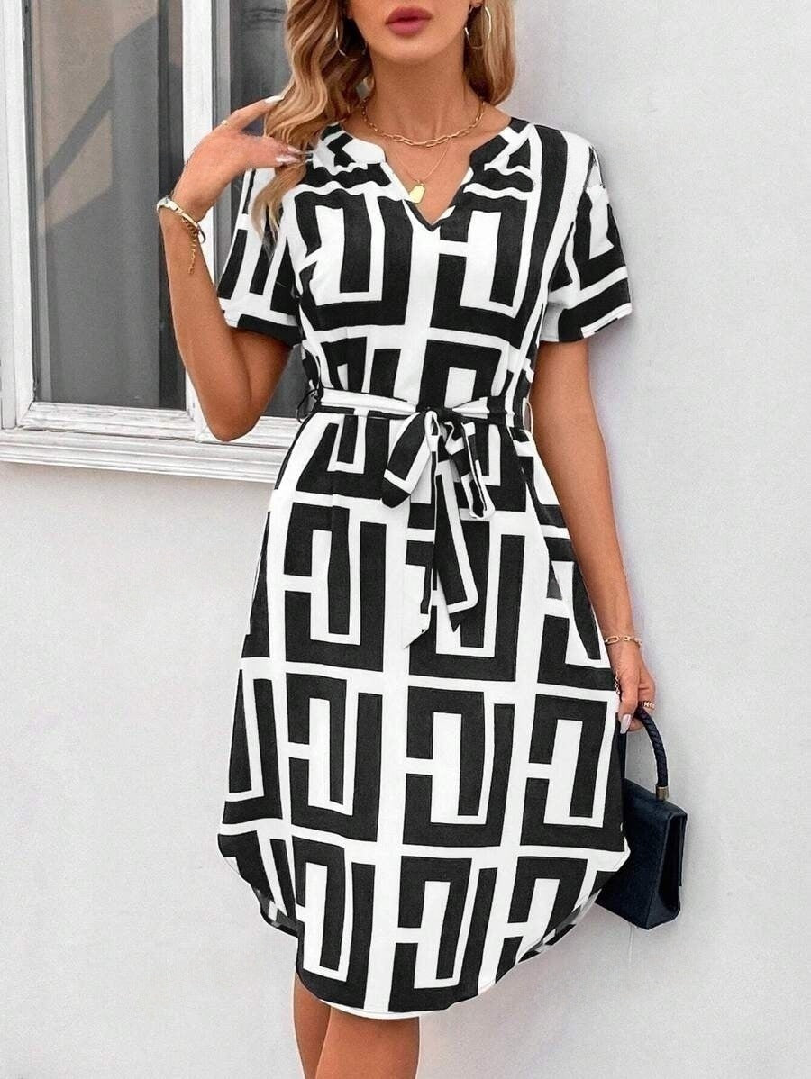 Elegancka sukienka midi Lidia Sek w paski z dekoltem w serek