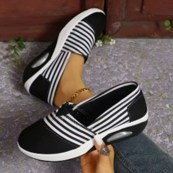 Lekkie, wsuwane buty damskie Lidia Sek w paski