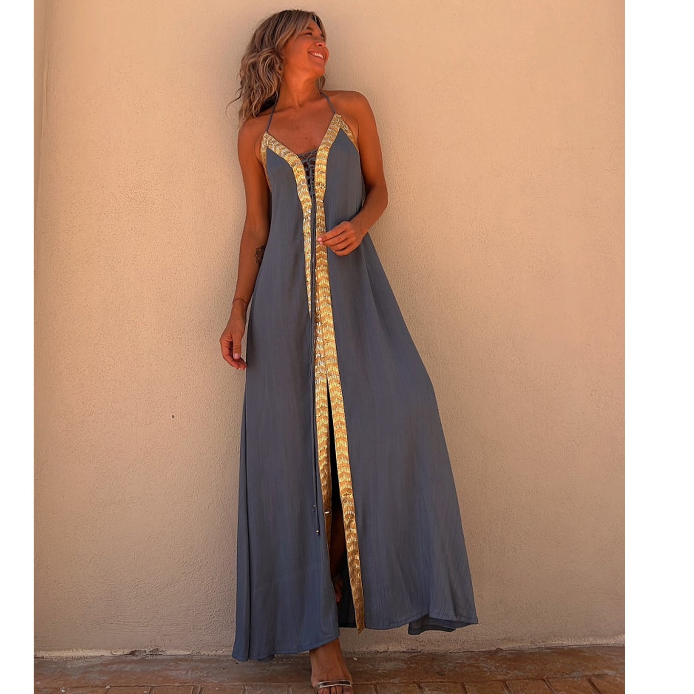 Elegancka sukienka z koronką i dekoltem halter od Lidia Sek