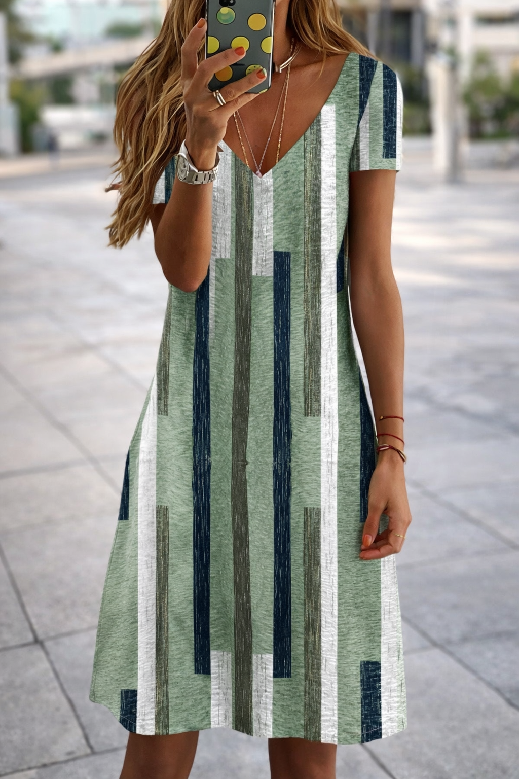 Elegancka sukienka plus size z dekoltem w serek od Lidia Sek