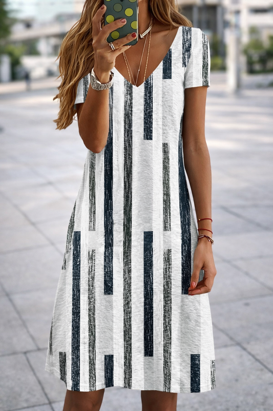 Elegancka sukienka plus size z dekoltem w serek od Lidia Sek