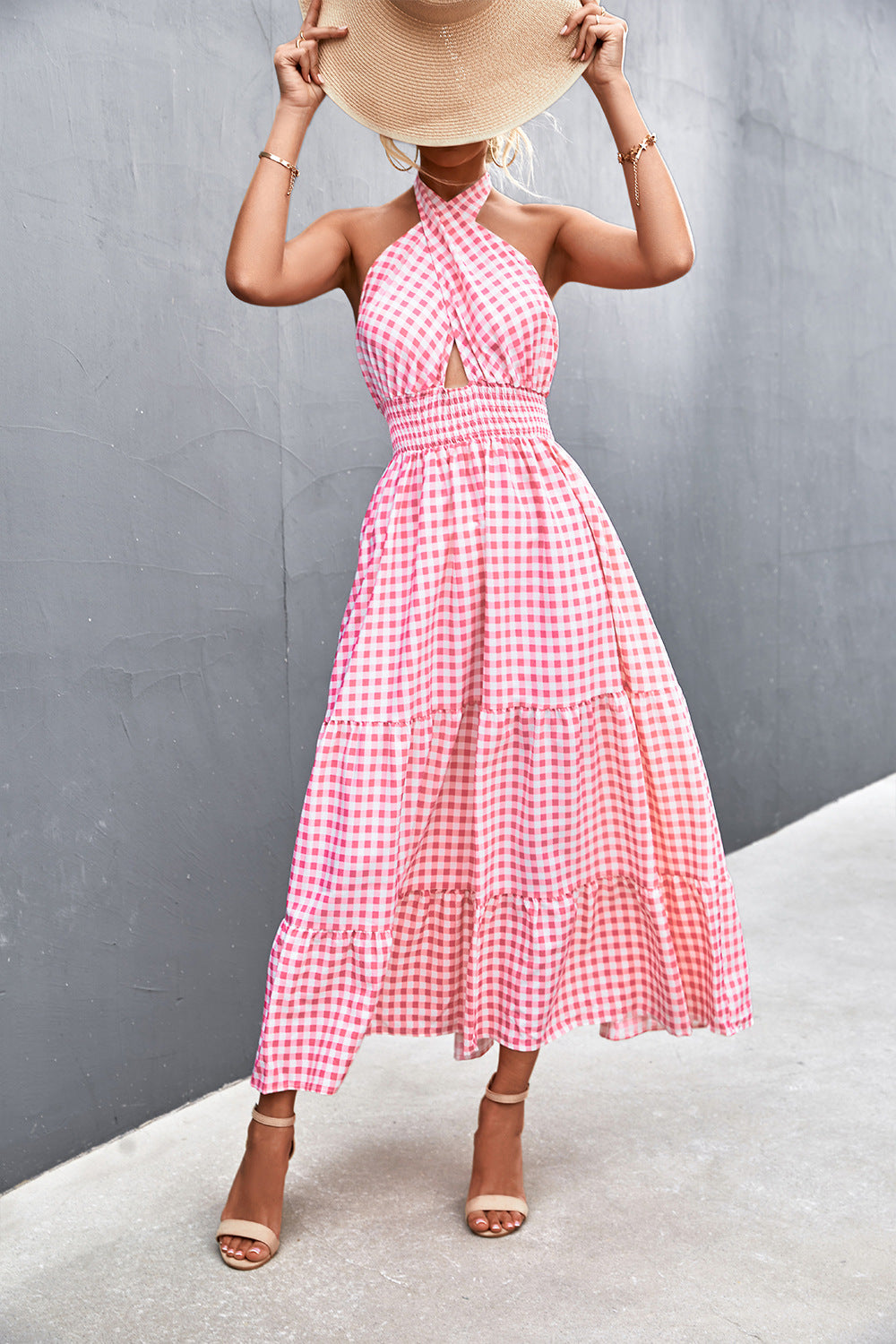 Elegancka sukienka z odkrytymi plecami i halterem od Lidia Sek