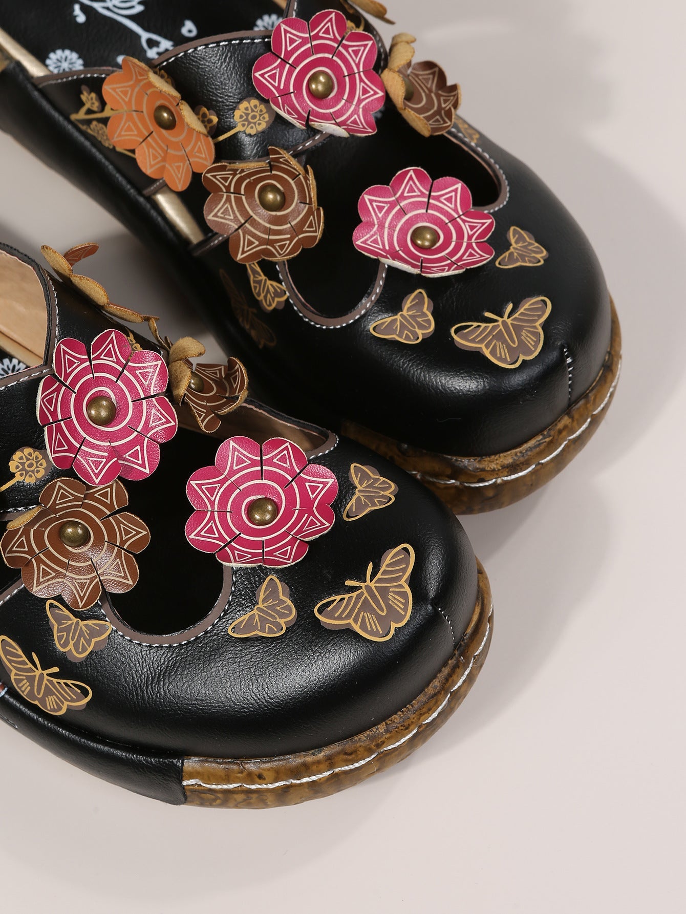 Sandały Lidia Sek z okrągłym noskiem w stylu boho floral