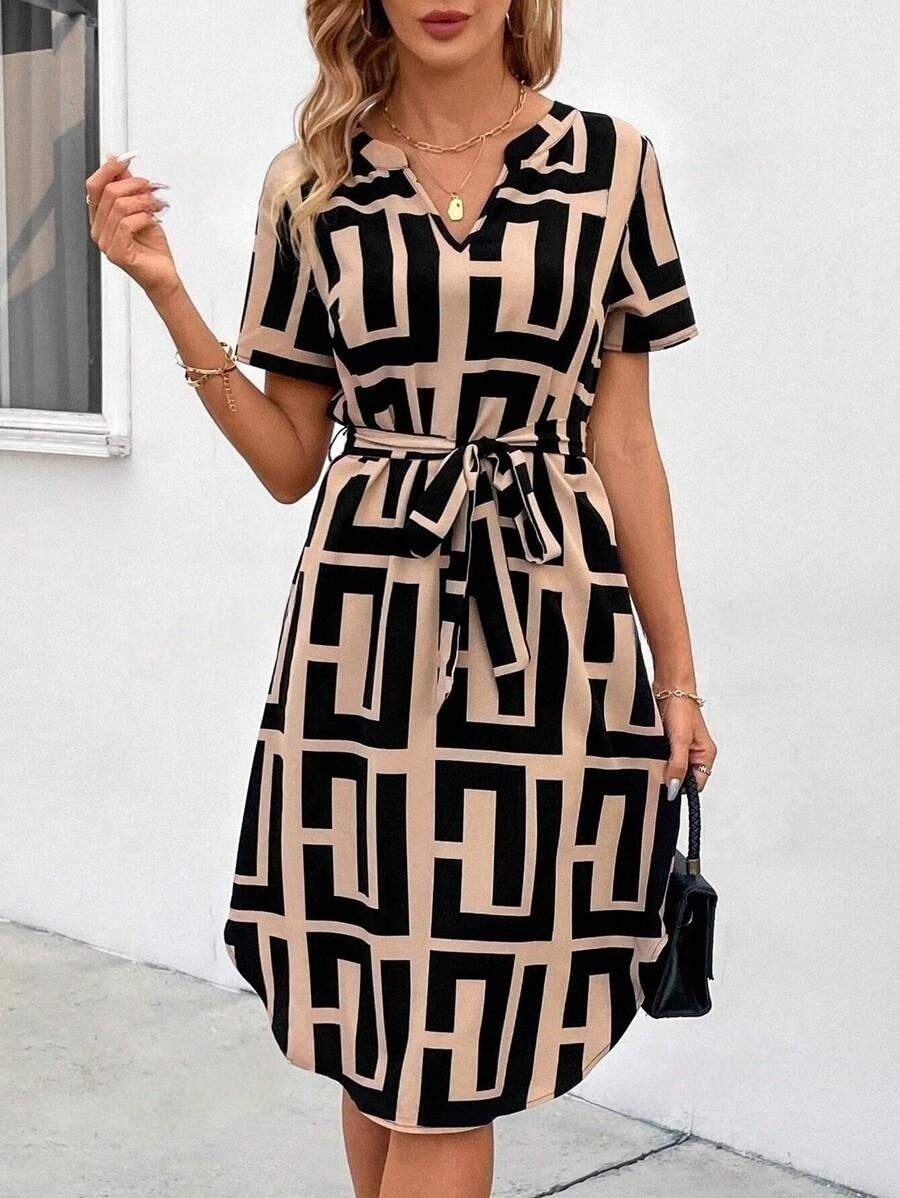 Elegancka sukienka midi Lidia Sek w paski z dekoltem w serek