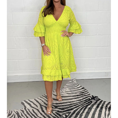 Elegancka haftowana sukienka z dekoltem w serek od Lidia Sek