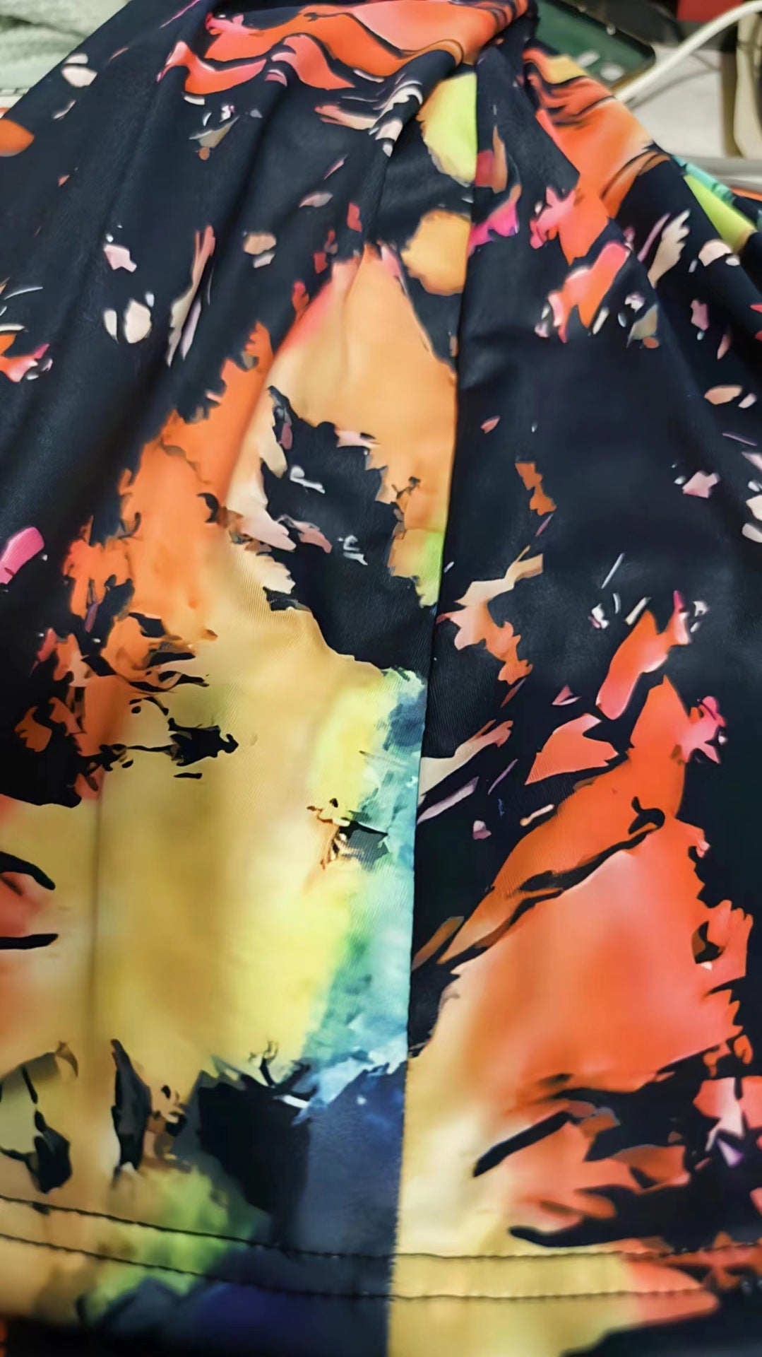 Sukienka z dekoltem w serek w żywym kolorze tie-dye Lidia Sek