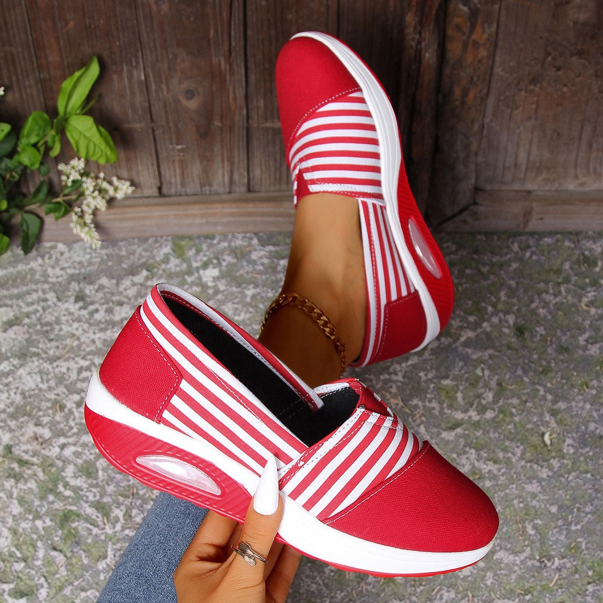 Lekkie, wsuwane buty damskie Lidia Sek w paski